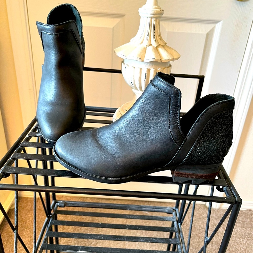 Sorel Lolla II Cut Out Black Ankle Boot Women’s size 7